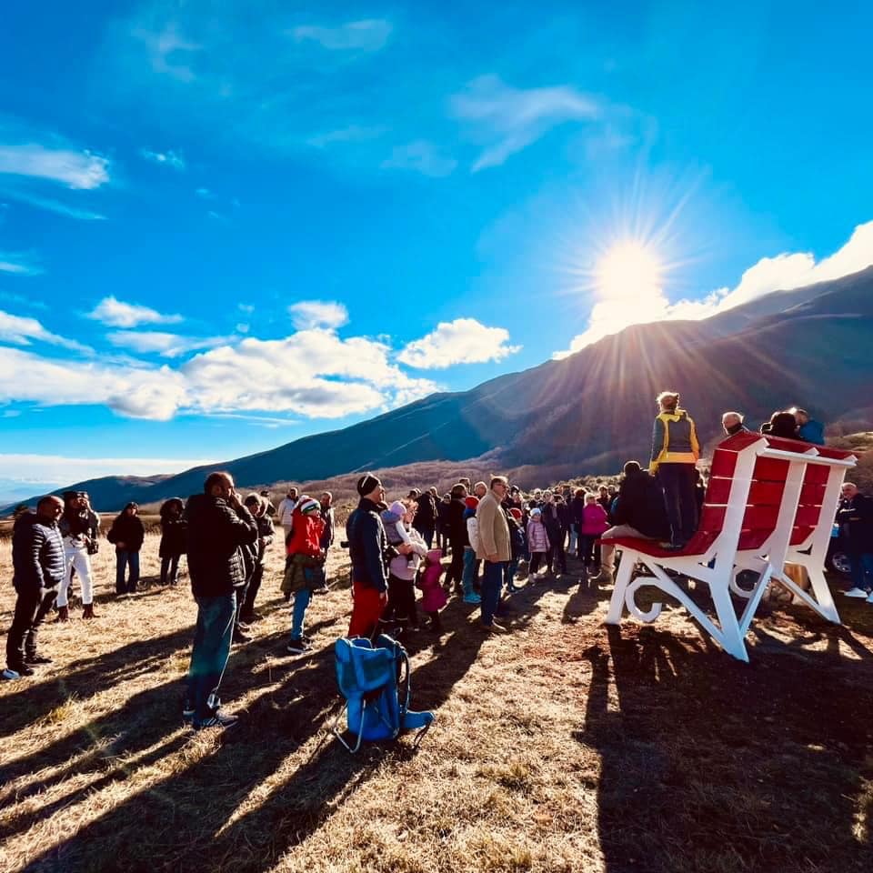 L’AQUILA: TURISMO LENTO, INAUGURATA LA GRANDE PANCHINA ROSSA “BIG BENCH COMMUNITY PROJECT” | Ultime notizie di cronaca Abruzzo