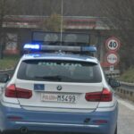 Tenta di lanciarsi dal viadotto sulla A24, salvato dalla Polizia