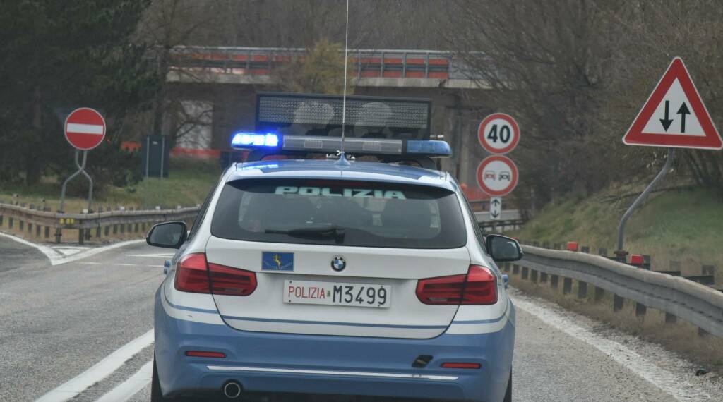 Tenta di lanciarsi dal viadotto sulla A24, salvato dalla Polizia