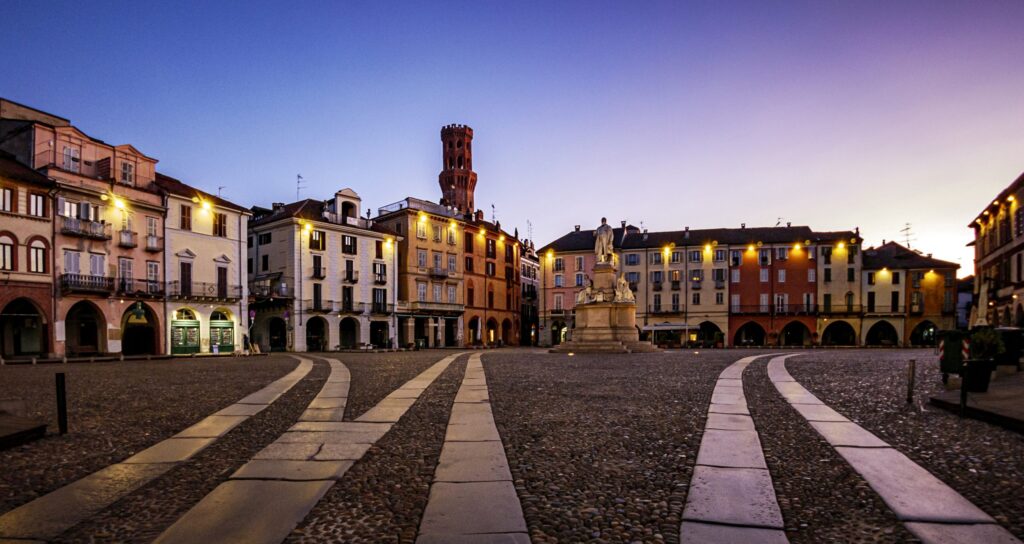 Vercelli: Città del Riso e della Storia, tra Architettura Gotica e Tradizione