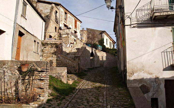 Arsita: Un Gioiello Storico tra le Colline Abruzzesi Arsita: Un Gioiello Storico tra le Colline Abruzzesi
