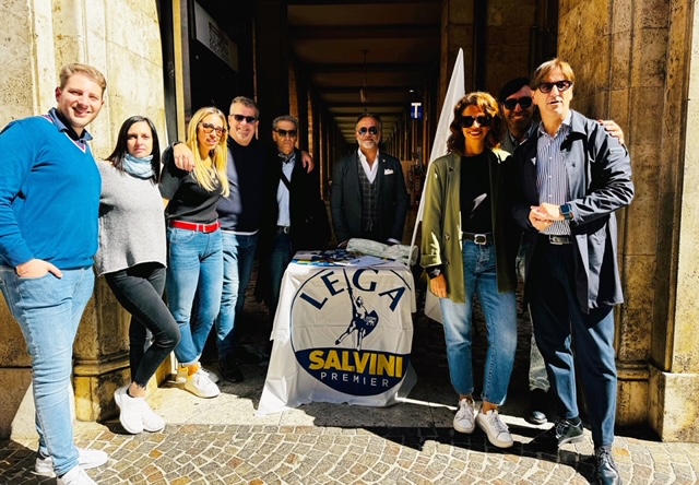 A Sulmona la Lega raccoglie firme a sostegno di Matteo Salvini