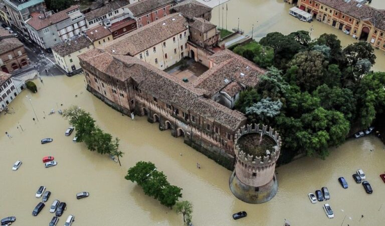 Alluvione in Romagna, voragine a Napoli, crollo di falesia in Puglia : ma cosa accade?