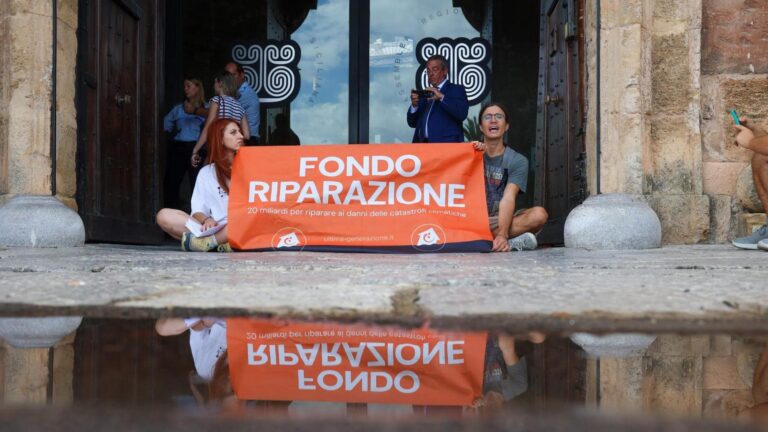 Protesta ad Ancona contro il G7 della Salute: attivisti di Ultima Generazione si cospargono di liquido nero davanti al Tribunale