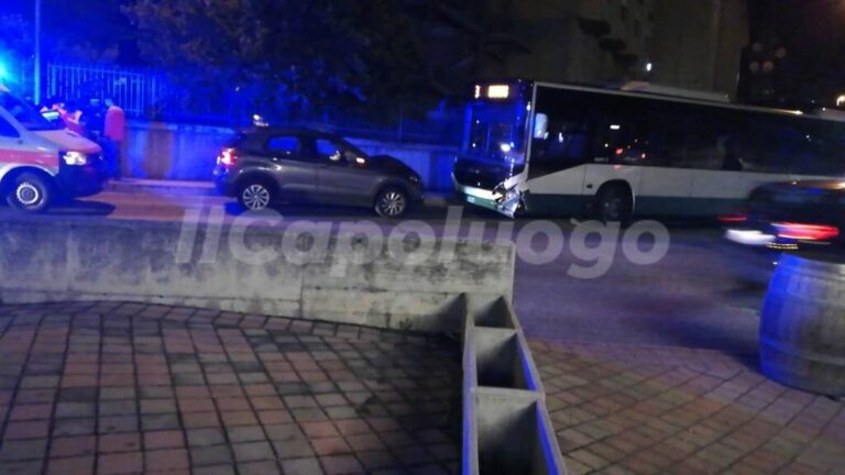 L’Aquila, incidente frontale tra auto e autobus
