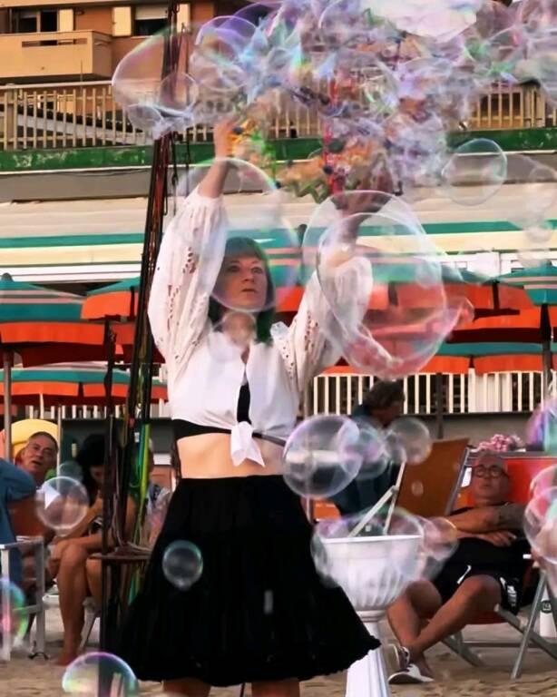 Maria Elena Comperti, l’artista aquilana vince il premio Nicola Alfonsi al Festival Un Cielo pieno di bolle