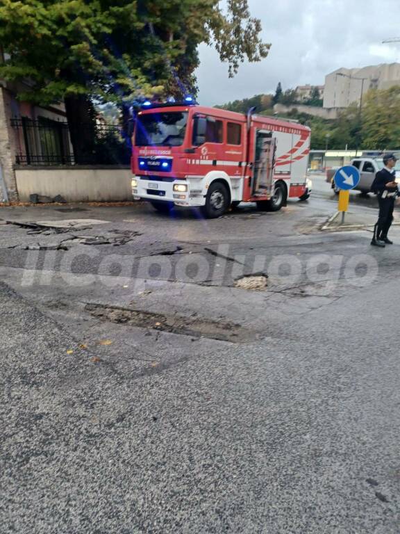 Maltempo all’Aquila, in via San Sisto cede l’asfalto