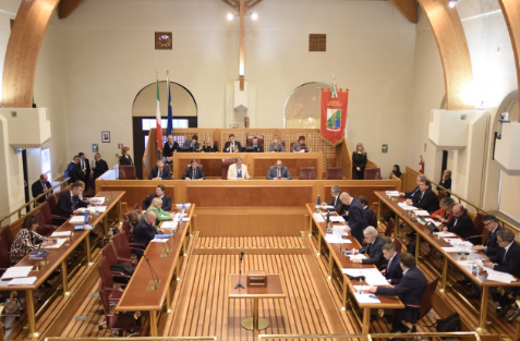 Consiglio Regionale Abruzzo, approvata la cosiddetta “Legge mancia” (o “Aiuta Comuni”)