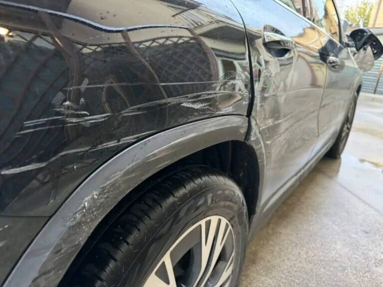 Camion ad alta velocità urta una macchina e si allontana, si cercano testimoni