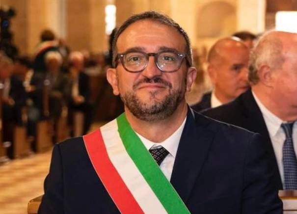 SCRITTE CONTRO SINDACO CAGNANO AMITERNO, SOLIDARIETA’ DA BIONDI: “ESSERE IN PRIMA LINEA E’ DOLOROSO” | Notizie di cronaca