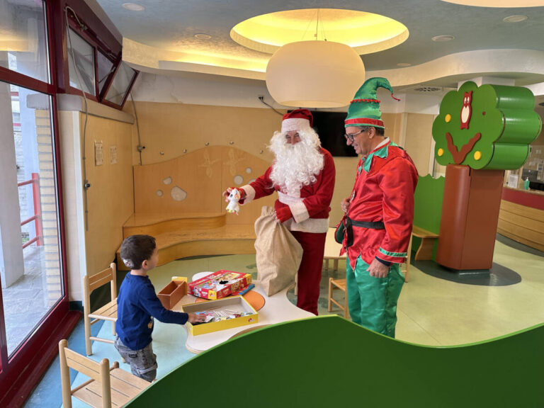 OSPEDALE L’AQUILA: IL BABBO NATALE DI “BALLA CHE TE PASSA” ARRIVA NEL REPARTO DI PEDIATRIA | Notizie di cronaca