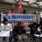 disabili incatenati davanti Regione Abruzzo