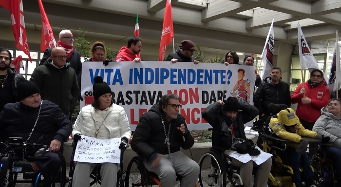 disabili incatenati davanti Regione Abruzzo
