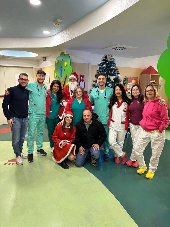 Giochi e sorrisi per i bambini di Pediatria, la donazione di Laura e Sandro nel ricordo di Santino Sette