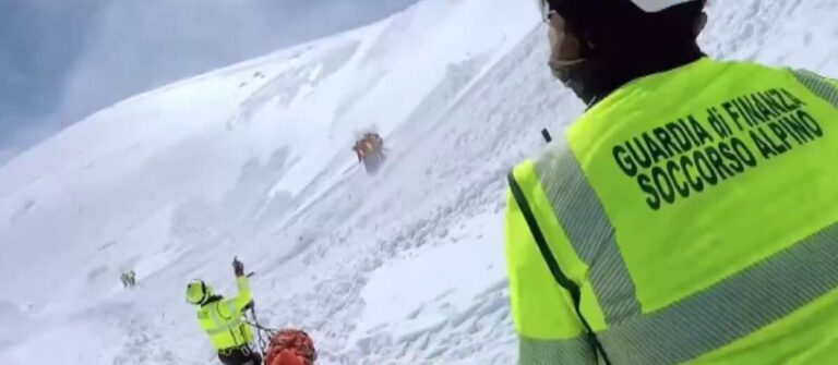 GRAN SASSO: SCIVOLANO DURANTE DIRETTISIMA CORNO GRANDE, DUE ESCURSIONISTI A RISCHIO IPOTERMIA | Notizie di cronaca