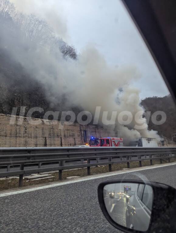 Camion a fuoco sull’A24, lunghe code tra L’Aquila ovest e Tornimparte