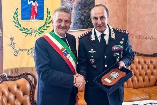 Avezzano, il comandante generale dei Carabinieri dona il crest al sindaco Di Pangrazio