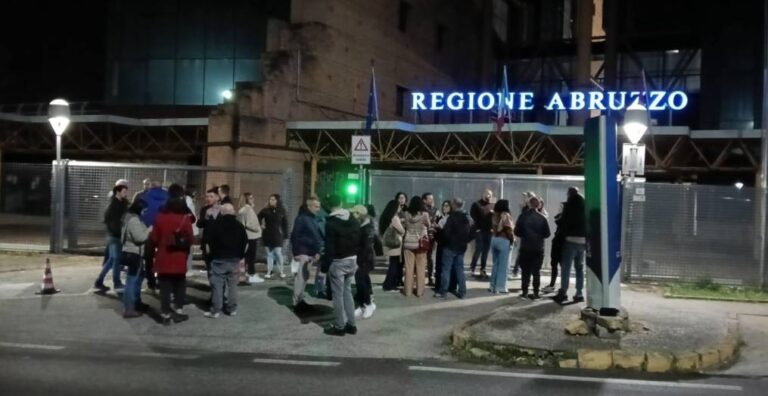 PRECARI ASL L’AQUILA: PROTESTA DAVANTI A REGIONE, “NON CHIEDIAMO PRIVILEGI, MA DI LAVORARE” | Notizie di cronaca