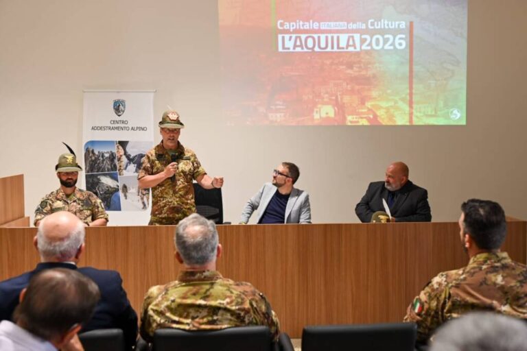 Alpini, all’Aquila la consegna del cappello con la penna ai militari del Centro di Addestramento di Aosta