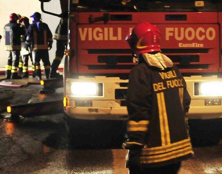 Rimessa a fuoco a Genzano di Sassa, quattro auto in fiamme