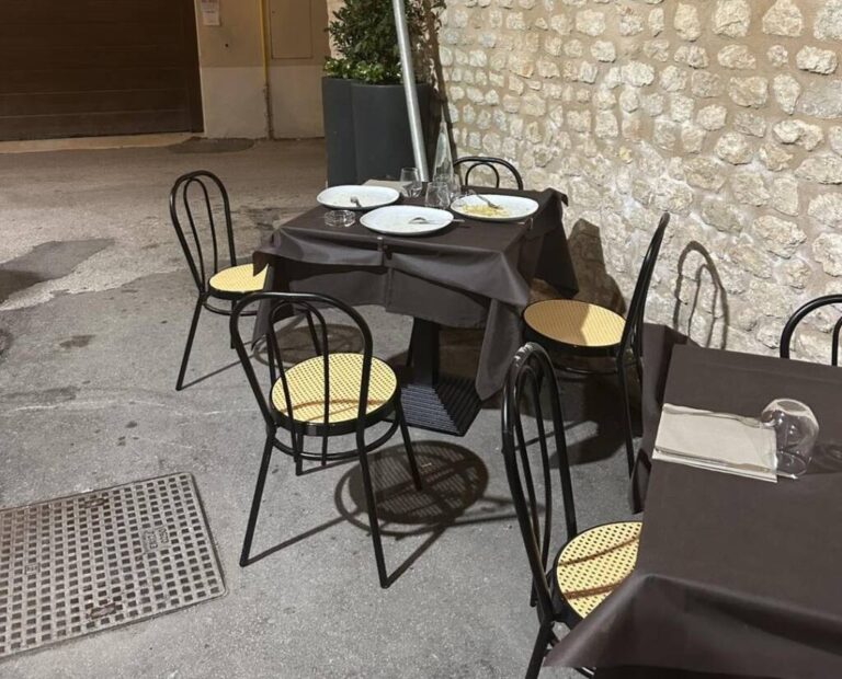 Vanno via senza pagare da Nonna Cristina, ripresi dalle telecamere