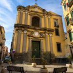 Napoli si colora di gentilezza: nasce la “Panchina della Gentilezza” nel cuore della città