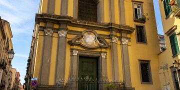 Napoli si colora di gentilezza: nasce la “Panchina della Gentilezza” nel cuore della città