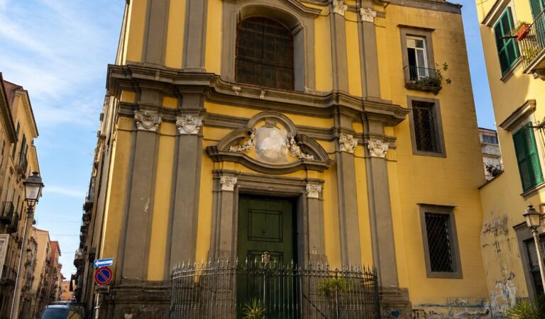 Napoli si colora di gentilezza: nasce la “Panchina della Gentilezza” nel cuore della città