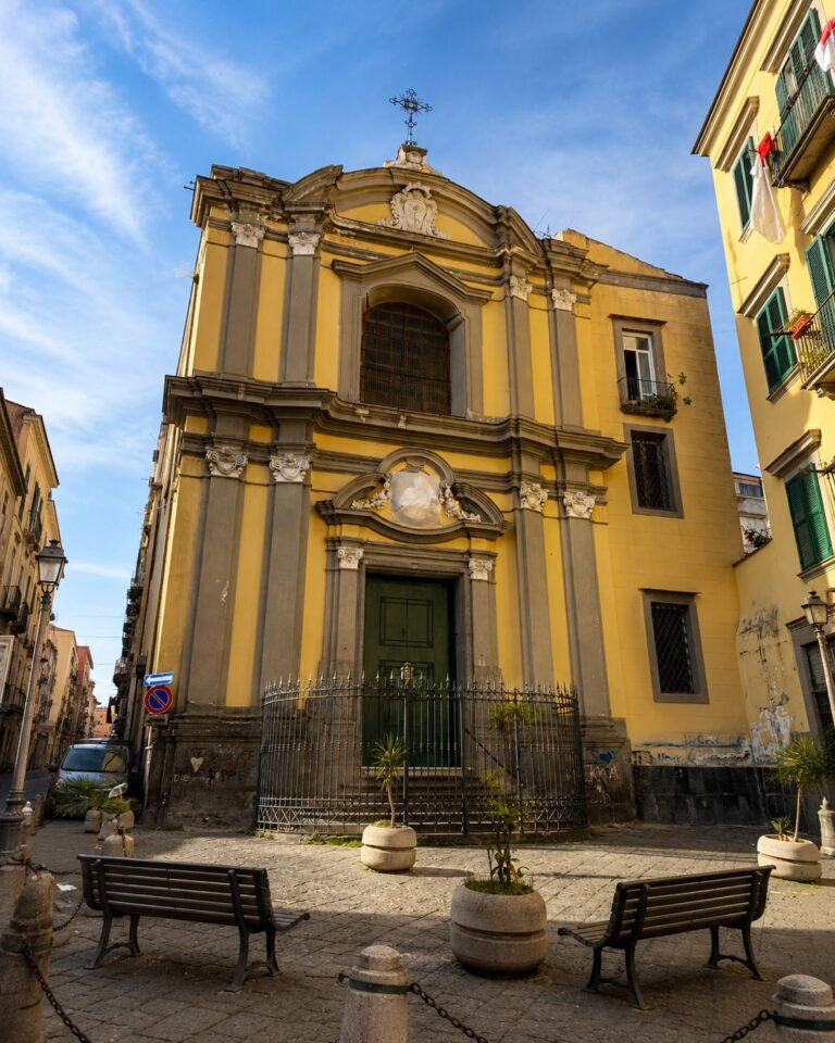 Napoli si colora di gentilezza: nasce la “Panchina della Gentilezza” nel cuore della città